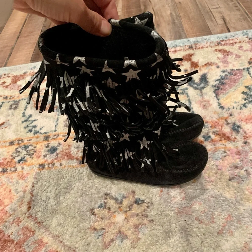 Minnetonka Black Suede Fringe Accent Moccasin Star Print Boots Girls Size 13